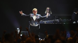 Elton John nach Sturz eine Nacht in Klinik