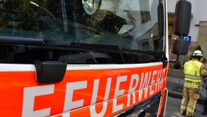 Frau stirbt bei Wohnungsbrand nach möglicher Brandstiftung