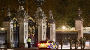 Polizei nimmt bewaffneten Mann vor dem Buckingham-Palast fest