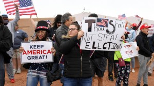 Trump-Anhänger glauben weiter an Verschwörung und Wahlbetrug