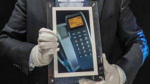 Erste SMS der Welt aus dem Jahr 1992 in Paris versteigert