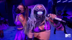 Gaga-Show mit Maske