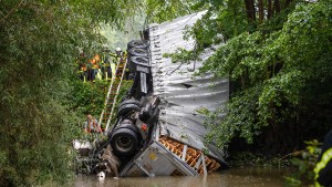 LKW-Fahrer nach Sturz in die Kinzig tot geborgen