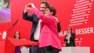 Esken und Klingbeil wieder zu SPD-Vorsitzenden gewählt