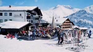 Die Kinder jubeln: „Wir gehen ins Fünfsternehotel“