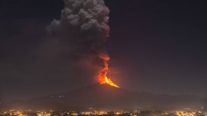 Ätna spuckt Lava Hunderte Meter in den Himmel