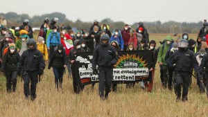 Hunderte protestieren am Tagebau Garzweiler gegen Kohle