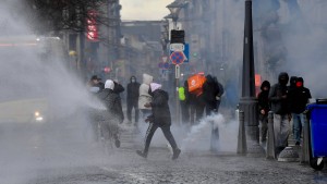 Mit Eisenstangen und Pflastersteinen gegen Polizisten