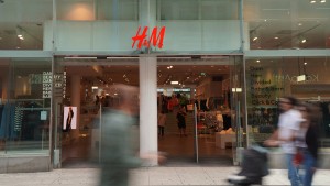 H&M zieht Werbung nach heftiger Kritik zurück