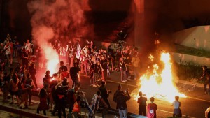 Zehntausende Demonstranten fordern Neuwahlen