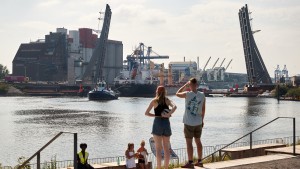 Schiffsverkehr in Teilbereich vom Hamburger Hafen gesperrt