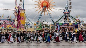 Begeisterte Wiesn-Besucher trotzen nassem Wetter