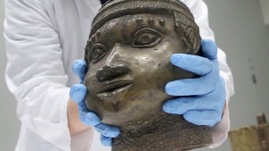 Baerbock und Roth geben Nigeria erste Benin-Bronzen zurück