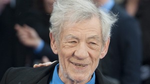 Schauspieler Ian McKellen stürzt in London von der Bühne