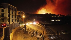 Auch Promis flüchten vor Waldbrand in Malibu