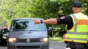 Mann winkt Polizei aus Auto mit Joint zu – und wird kontrolliert