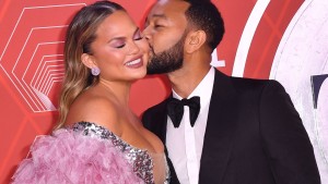 Chrissy Teigen gibt Schwangerschaft bekannt