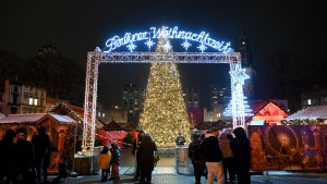 Standbetreiber bei Brand auf Berliner Weihnachtsmarkt verletzt