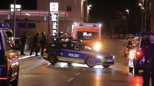 Polizei muss hochaggressive Männer überwältigen