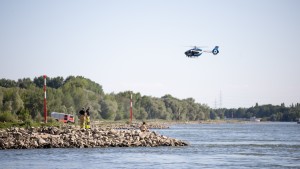 Strömung im Rhein reißt mehrere Menschen mit – Mann wird vermisst