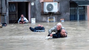 Mindestens acht Tote durch Flut