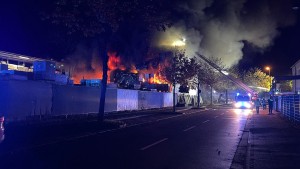 Lagerhalle in Kronberg im Taunus brennt