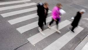 Betrunkener malt Zebrastreifen auf die Straße