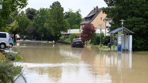 Straßen und Keller stehen am Bodensee unter Wasser