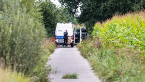 Hund entdeckt zwei männliche Leichen