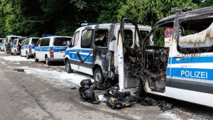 Mehrere Polizeibusse in München in Brand gesetzt