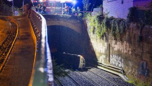 Auto stürzt in Darmstadt von Brücke auf Gleise