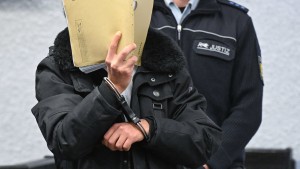 Brüder aus Großfamilie schweigen im Prozess zu Messerattacke