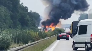 Zwei Tote nach schwerem Unfall auf A2 geborgen