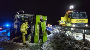 Reisebus kam wohl wegen Wetters von Fahrbahn ab