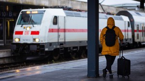 Regionalzug kollidiert in NRW mit umgestürztem Baum