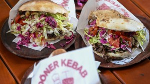 Mann verkauft Handy für Döner – und täuscht dann Diebstahl vor