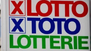 Oma wirft Lotto-Quittung in Müll