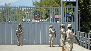 Armes Haiti, reiche Dominikanische Republik