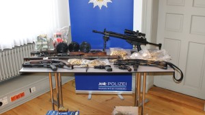 Polizisten finden Kriegswaffen und 10.000 Schuss Munition