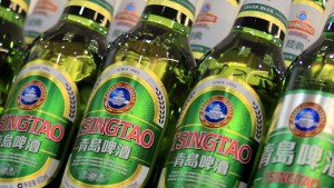 Arbeiter in China uriniert in Malz-Ladung einer bekannten Brauerei