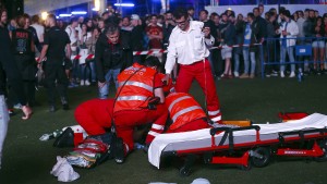 Akrobat stürzt bei Musikfestival aus großer Höhe in den Tod