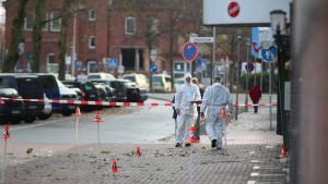 Mann steuert Auto in Fußgängergruppe und verletzt sechs Menschen