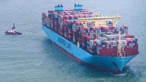 Auf Grund gelaufener Frachter „Mumbai Maersk“ freigeschleppt