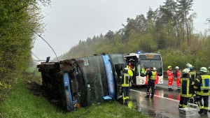 27 Schüler und Fahrer bei Reisebus-Unfall verletzt