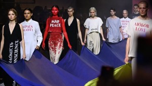 Ukrainischer Designer eröffnet Show mit Sirenengeheul