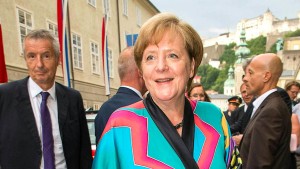 Merkels Seiden-Kimono als Statement gegen Fast Fashion