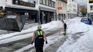 Schneepflüge müssen Reutlingen von Hagelschicht befreien