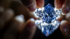 Blauer Diamant in Genf für 41 Millionen Euro versteigert