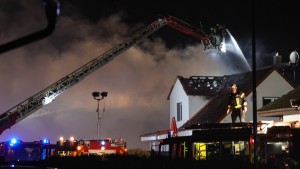 Polizei sucht Brandstifter nach Wohnhausbrand