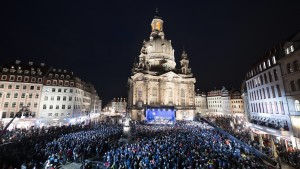 13.000 Menschen feiern Vesper vor Dresdner Frauenkirche